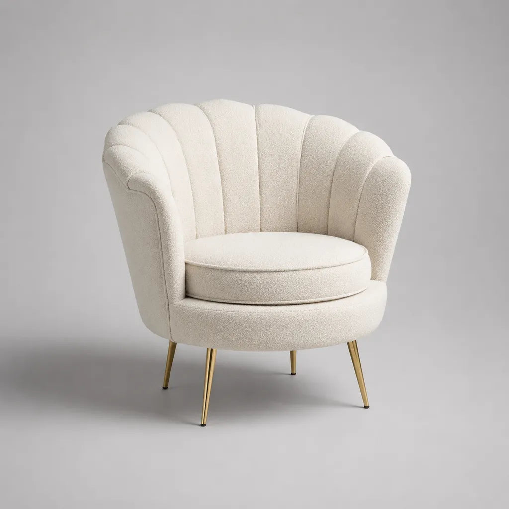 Poltrona imbottita a conchiglia in bouclé avorio e metallo oro, 83 x 77 x 82 cm